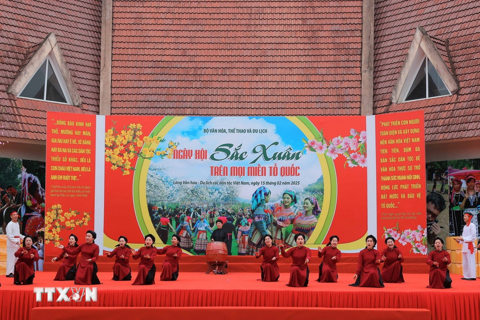 Chương trình biểu diễn văn nghệ tại Ngày hội. (Ảnh: Hoàng Hiếu/TTXVN)