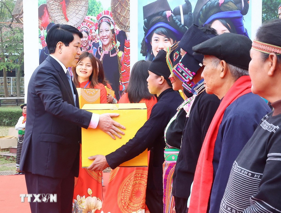Chủ tịch nước Lương Cường tặng quà các đại diện các dân tộc dự Ngày hội "Sắc Xuân trên mọi miền Tổ quốc." (Ảnh: Lâm Khánh/TTXVN)