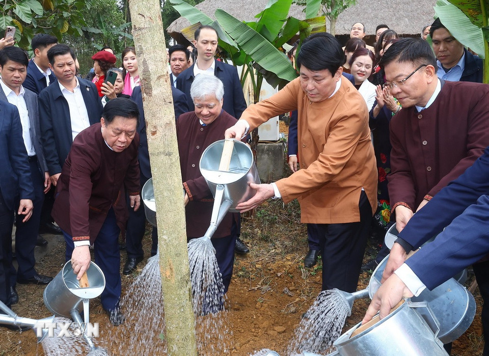 Chủ tịch nước Lương Cường và các đại biểu trồng cây lưu niệm tại Làng Văn hóa-Du lịch các dân tộc Việt Nam (Hà Nội). (Ảnh: Lâm Khánh/TTXVN)
