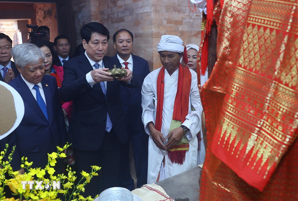 Chủ tịch nước Lương Cường dự Lễ Mở cửa tháp trên đền của đồng bào Chăm tỉnh Ninh Thuận. (Ảnh: Lâm Khánh/TTXVN)