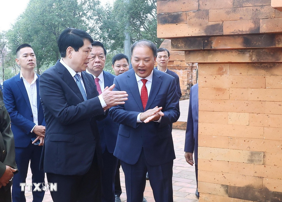 Chủ tịch nước Lương Cường nghe giới thiệu về cách thức xây dựng tháp Chăm. (Ảnh: Lâm Khánh/TTXVN)