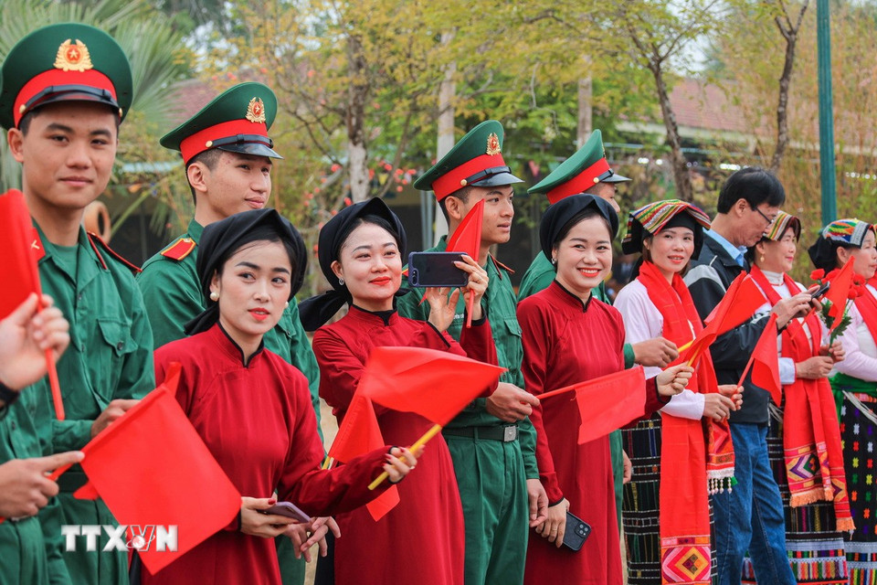 Đồng bào các dân tộc chào mừng Chủ tịch nước Lương Cường và lãnh đạo Đảng, Nhà nước đến dự Ngày hội. (Ảnh: Hoàng Hiếu/TTXVN)