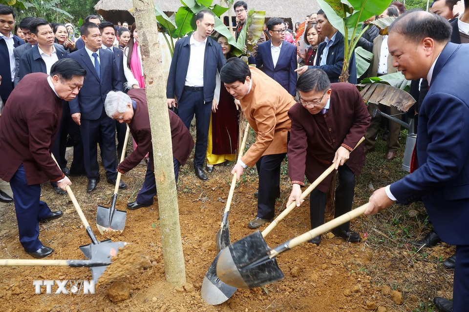 Chủ tịch nước Lương Cường và các đại biểu trồng cây lưu niệm tại Làng Văn hóa-Du lịch các dân tộc Việt Nam (Hà Nội). (Ảnh: Lâm Khánh/TTXVN)