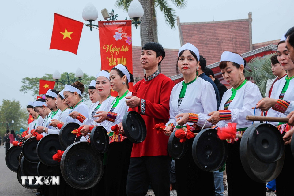 Đồng bào các dân tộc chào mừng Chủ tịch nước Lương Cường và lãnh đạo Đảng, Nhà nước đến dự Ngày hội. (Ảnh: Hoàng Hiếu/TTXVN)