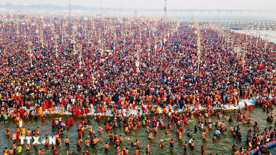 Lễ hội Mahakumbh Mela 2025 đã đi vào lịch sử như một trong những lễ hội lớn nhất của nhân loại với hơn 500 triệu tín đồ thực hiện nghi lễ tắm thánh tại Triveni Sangam, bang Uttar Pradesh, miền Bắc Ấn Độ, kể từ khi khai hội ngày 13/1 đến ngày 14/2/2025. (Nguồn: ANI/TTXVN)