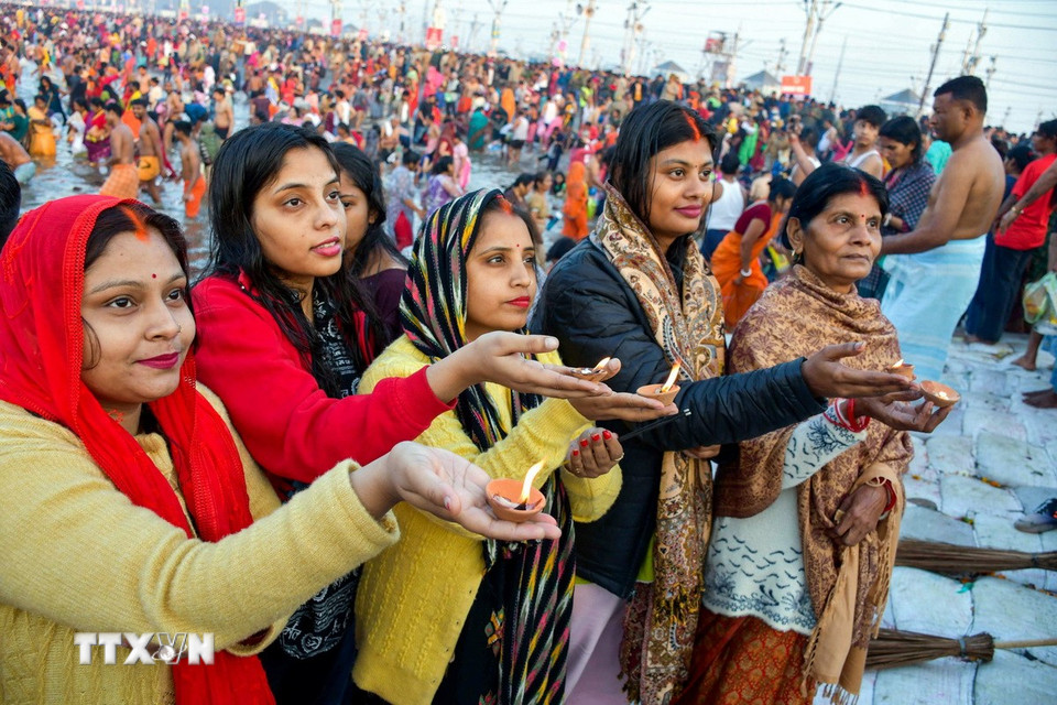 Các tín đồ tham gia lễ hội Mahakumbh Mela tại Prayagraj, Ấn Độ, ngày 12/2/2025. (Ảnh: ANI/TTXVN)