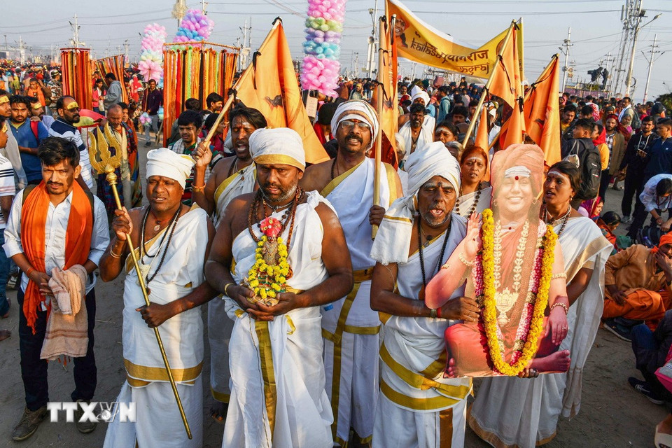 Các tín đồ tham gia lễ hội Mahakumbh Mela tại Prayagraj, Ấn Độ, ngày 12/2/2025. (Ảnh: ANI/TTXVN)