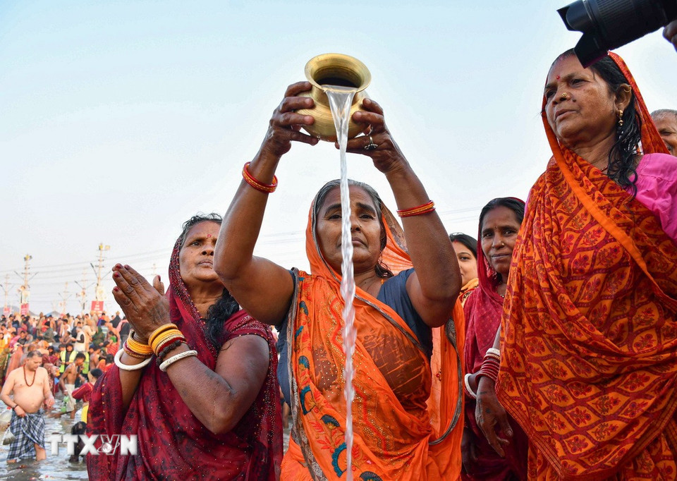 Các tín đồ tham gia lễ hội Mahakumbh Mela tại Prayagraj, Ấn Độ, ngày 12/2/2025. (Ảnh: ANI/TTXVN)