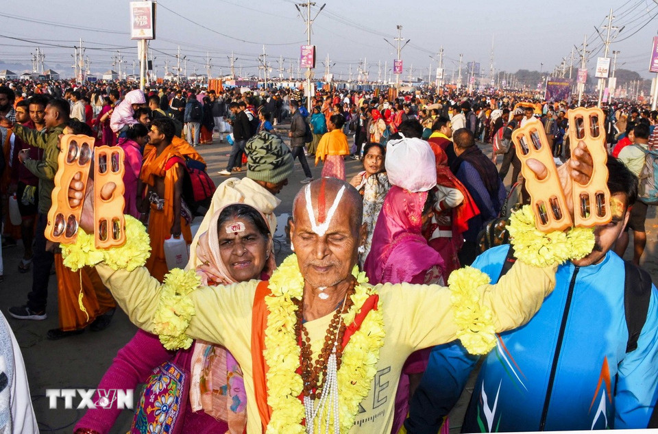 Các tín đồ tham gia lễ hội Mahakumbh Mela tại Prayagraj, Ấn Độ, ngày 12/2/2025. (Ảnh: ANI/TTXVN)