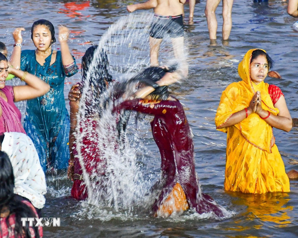 Các tín đồ sùng đạo đã ngâm mình ở khu vực hợp lưu của sông Hằng, sông Yamuna và Saraswati huyền thoại, linh thiêng với niềm tin có thể gột rửa được mọi tội lỗi và mang lại sự cứu rỗi khỏi vòng luân hồi sinh tử. (Nguồn: ANI/TTXVN phát)