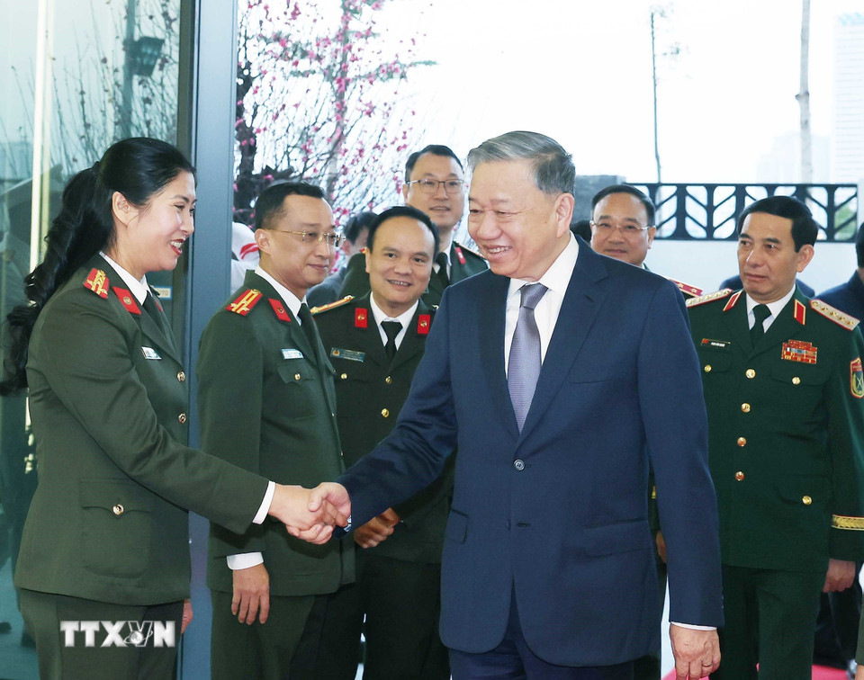 Tổng Bí thư Tô Lâm đến thăm, kiểm tra công tác ứng trực và chúc Tết tại Cục An ninh mạng và phòng chống tội phạm sử dụng công nghệ cao. (Ảnh: Thống Nhất/ TTXVN)