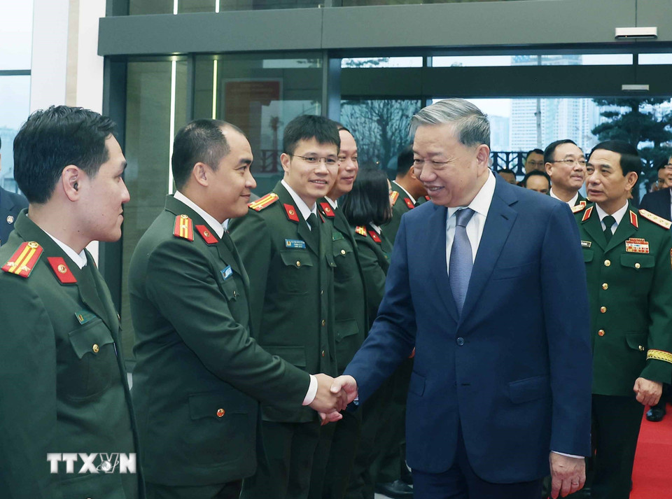 Tổng Bí thư Tô Lâm đến thăm, kiểm tra công tác ứng trực và chúc Tết tại Cục An ninh mạng và phòng chống tội phạm sử dụng công nghệ cao. (Ảnh: Thống Nhất/ TTXVN)