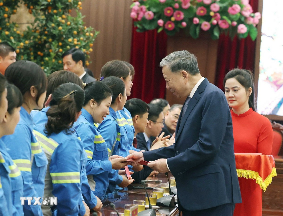 Tổng Bí thư Tô Lâm mừng tuổi cho người lao động. (Ảnh: Thống Nhất/TTXVN)