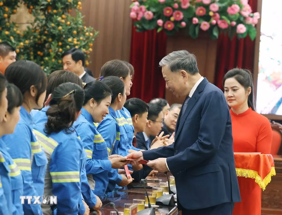 Tổng Bí thư Tô Lâm mừng tuổi cho người lao động. (Ảnh: Thống Nhất/TTXVN)