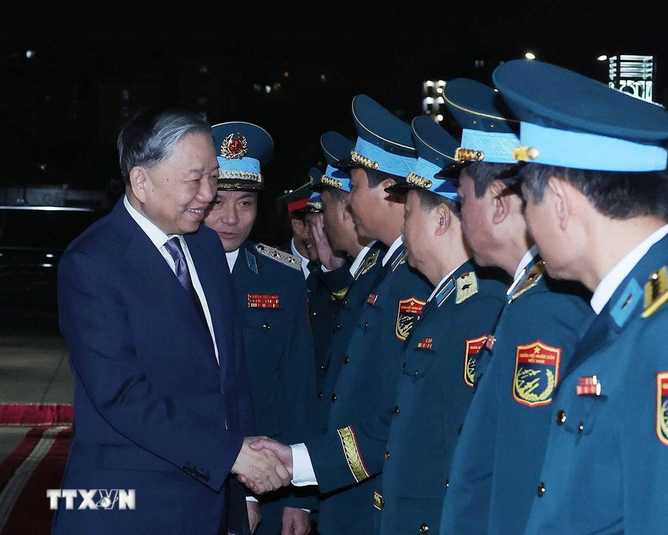 Tổng Bí thư Tô Lâm với lãnh đạo Bộ Quốc phòng và Quân chủng Phòng không-Không quân. (Ảnh: Thống Nhất/TTXVN)