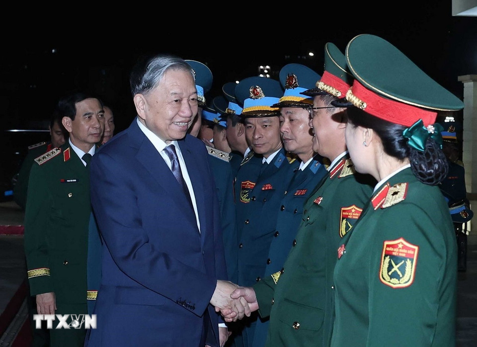 Tổng Bí thư Tô Lâm với lãnh đạo Bộ Quốc phòng và Quân chủng Phòng không-Không quân. (Ảnh: Thống Nhất/TTXVN)