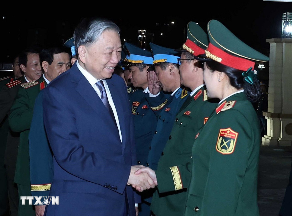 Tổng Bí thư Tô Lâm với lãnh đạo Bộ Quốc phòng và Quân chủng Phòng không-Không quân. (Ảnh: Thống Nhất/TTXVN)
