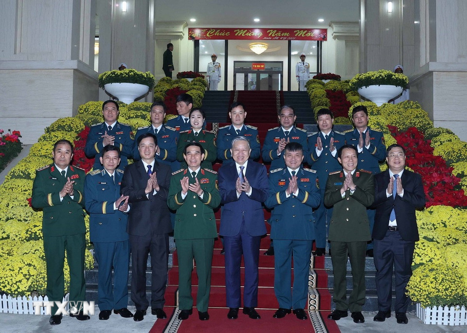 Tổng Bí thư Tô Lâm và đại biểu chụp ảnh chung với lãnh đạo Quân chủng Phòng không-Không quân. (Ảnh: Thống Nhất/TTXVN)