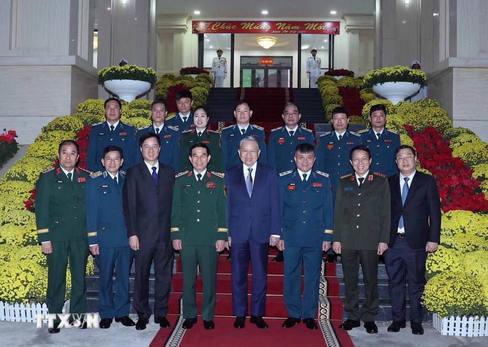 Tổng Bí thư Tô Lâm và đại biểu chụp ảnh chung với lãnh đạo Quân chủng Phòng không-Không quân. (Ảnh: Thống Nhất/TTXVN)