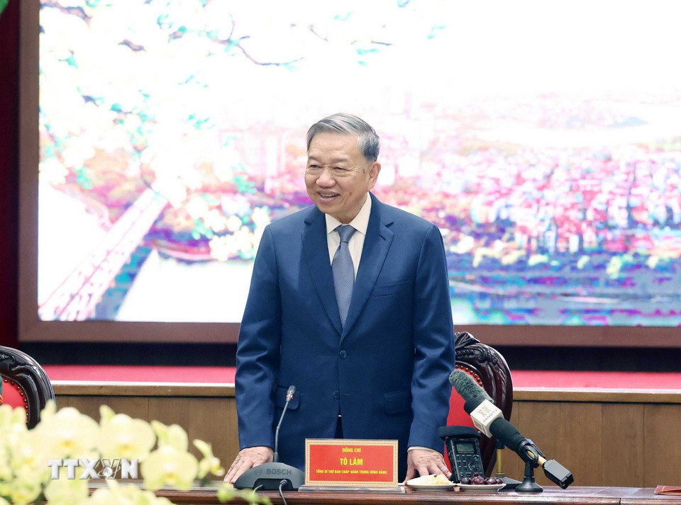 Tổng Bí thư Tô Lâm chúc Tết Đảng bộ, chính quyền và Nhân dân Thủ đô. (Ảnh: Thống Nhất/TTXVN)