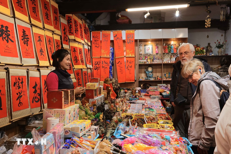 Nhiều du khách đến với Hà Nội để tham quan, tìm hiểu về các giá trị văn hóa, lịch sử. (Ảnh: Hoàng Hiếu/TTXVN)