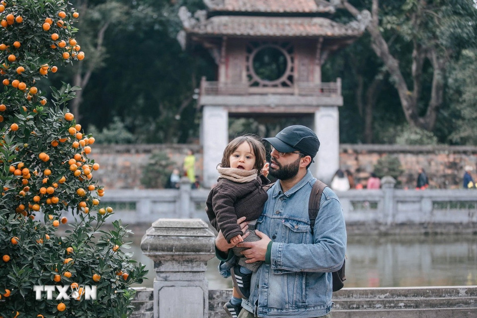 Nhiều du khách đến với Hà Nội dịp tết Ất Tỵ 2025. (Ảnh: Phạm Tuấn Anh/TTXVN)