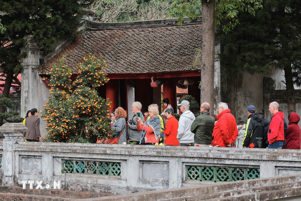 Nhiều du khách quốc tế lựa chọn Hà Nội là điểm đến để tham quan, tìm hiểu lịch sử, văn hóa dịp Tết Ất Tỵ. (Ảnh: Hoàng Hiếu/TTXVN)