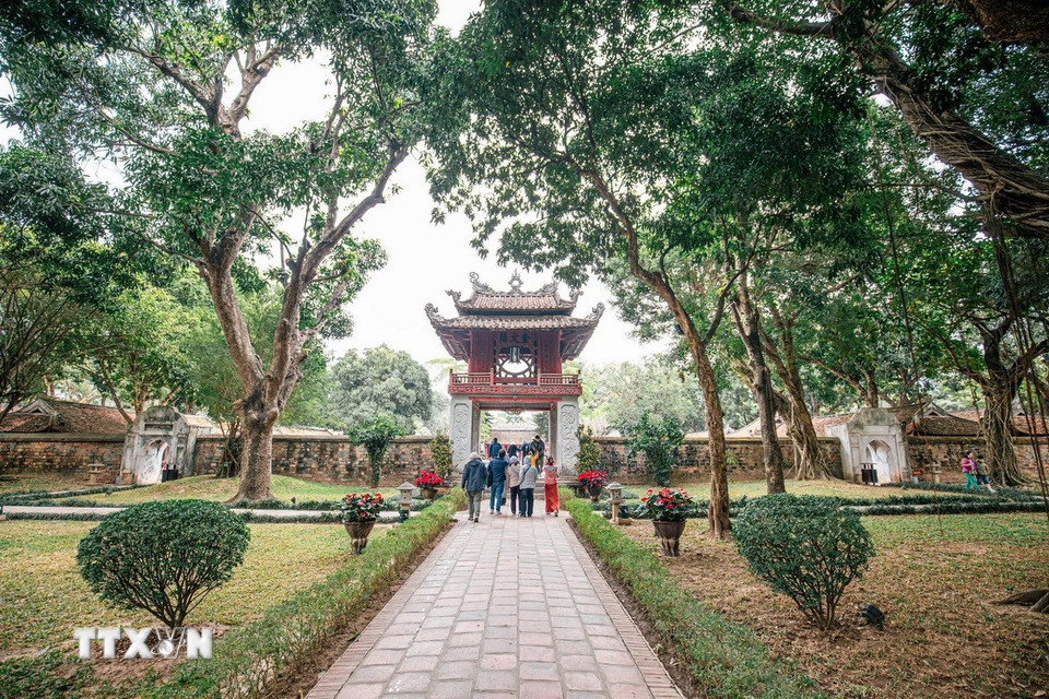 Văn Miếu-Quốc Tử Giám được nhiều du khách lựa chọn đến để tìm hiểu về lịch sử, văn hoá, kiến trúc khi tham quan Thủ đô Hà Nội. (Ảnh: Phạm Tuấn Anh/TTXVN)