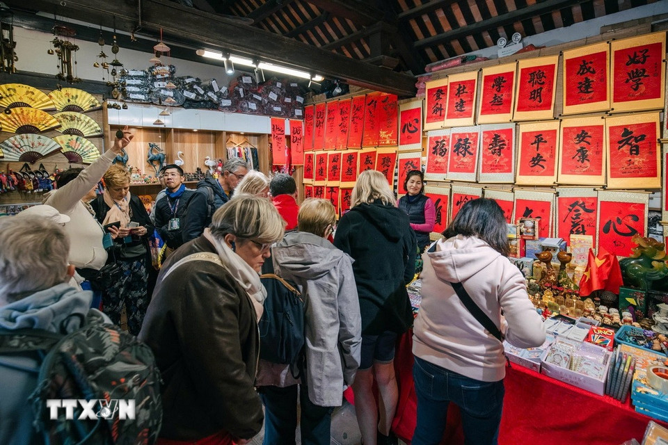 Du khách tham quan, trải nghiệm về văn hoá tại Văn Miếu-Quốc Tử Giám. (Ảnh: Phạm Tuấn Anh/TTXVN)