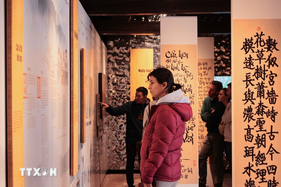 Du khách tìm hiểu về lịch sử, văn hoá tại Văn Miếu-Quốc Tử Giám. (Ảnh: Hoàng Hiếu/TTXVN)