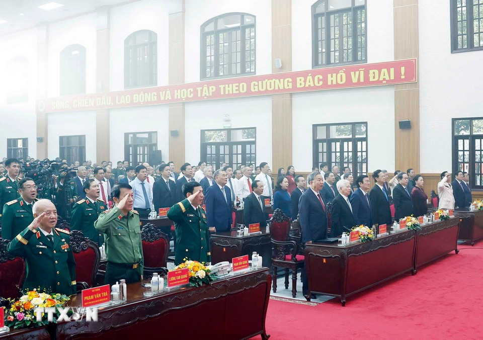 Tổng Bí thư Tô Lâm và các đại biểu thực hiện nghi lễ chào cờ. (Ảnh: Thống Nhất/TTXVN)