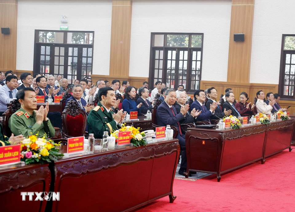 Tổng Bí thư Tô Lâm các đại biểu dự Lễ kỷ niệm 80 năm Ngày truyền thống Lực lượng vũ trang Quân khu 9 và đón nhận danh hiệu Anh hùng Lực lượng Vũ trang Nhân dân. (Ảnh: Thống Nhất/TTXVN)