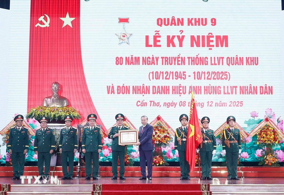 Tổng Bí thư Tô Lâm, Bí thư Quân ủy Trung ương trao Danh hiệu Anh hùng lực lượng vũ trang nhân dân tặng Quân khu 9. (Ảnh: Thống Nhất/TTXVN)