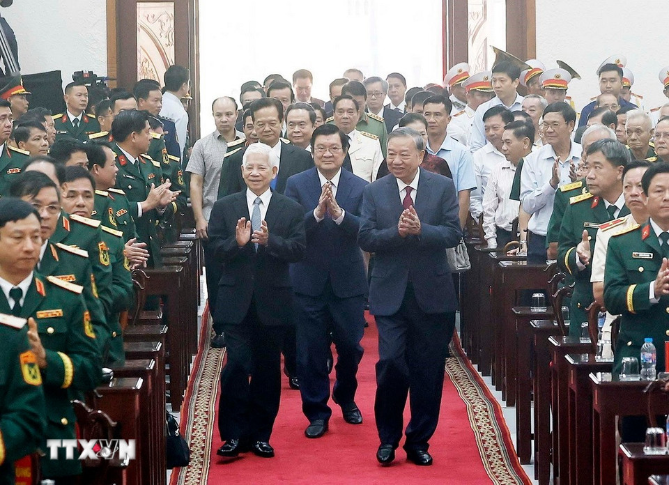 Tổng Bí thư Tô Lâm, các đồng chí lãnh đạo, nguyên lãnh đạo Đảng, Nhà nước dự Lễ kỷ niệm 80 năm Ngày truyền thống lực lượng vũ trang Quân khu 9 (10/12/1945- 10/12/2025). (Ảnh: Thống Nhất/TTXVN)
