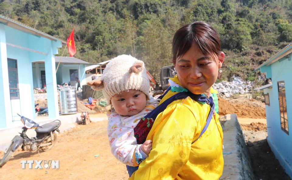 Nụ cười đã trở lại với những người dân xóm Lũng Lỳ sau mất mát, đau thương. (Ảnh: Chu Hiệu/TTXVN)