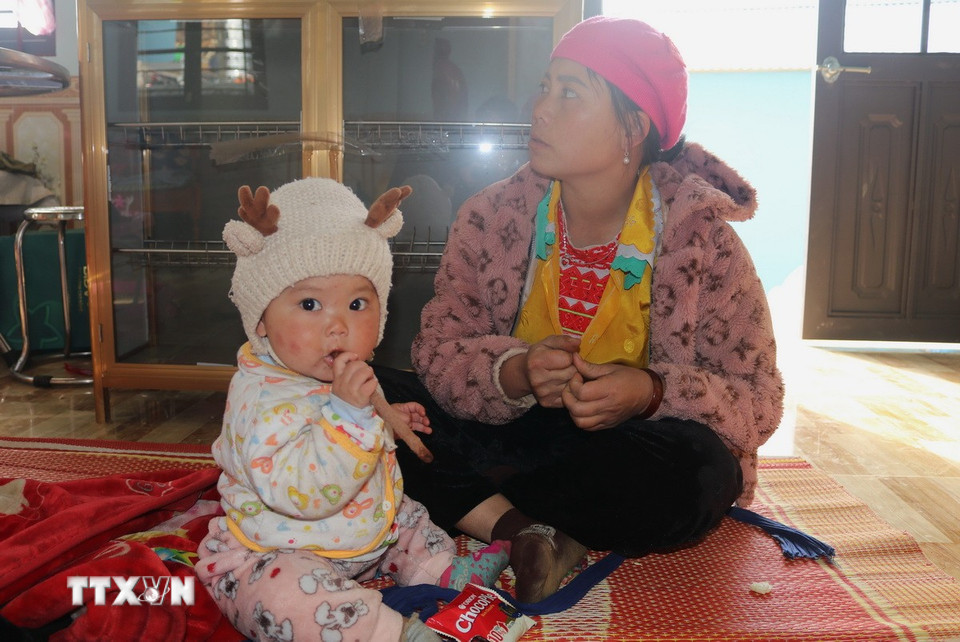 Cuộc sống của hai mẹ con chị Triệu Mùi Lai trong ngôi nhà mới ở khu tái định cư. (Ảnh: Chu Hiệu/TTXVN)