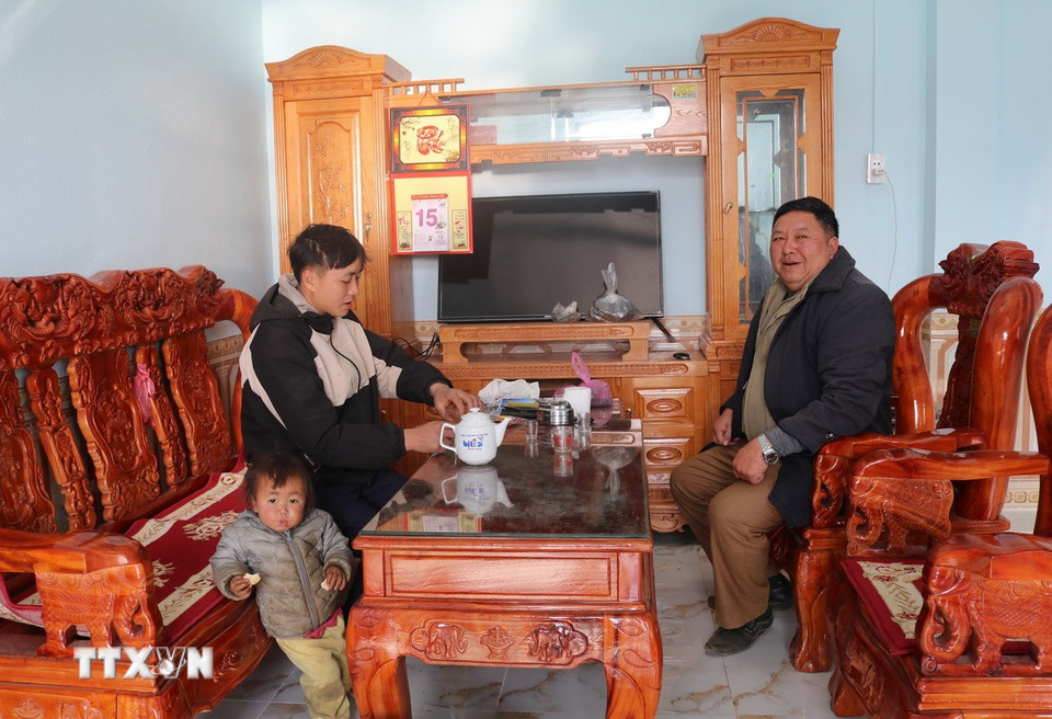 Bên trong căn nhà mới của anh Triệu Vần Phu ở khu tái định cư xóm Lũng Lỳ. (Ảnh: Chu Hiệu/TTXVN)