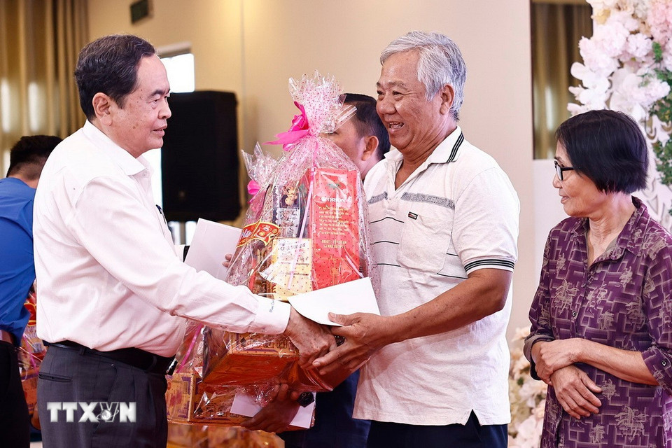 Chủ tịch Quốc hội Trần Thanh Mẫn tặng quà Tết cho gia đình chính sách, hộ nghèo phường Tân An, thành phố Cần Thơ. (Ảnh: Doãn Tấn/ TTXVN)