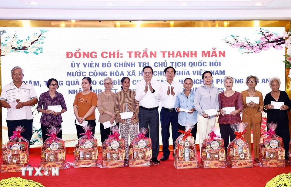 Chủ tịch Quốc hội Trần Thanh Mẫn tặng quà Tết cho gia đình chính sách, hộ nghèo phường Tân An, thành phố Cần Thơ. (Ảnh: Doãn Tấn/TTXVN)