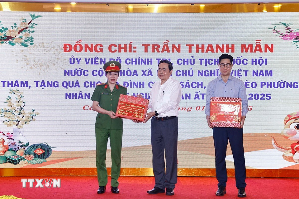 Chủ tịch Quốc hội Trần Thanh Mẫn tặng quà Tết cho chính quyền và công an phường Tân An. (Ảnh: Doãn Tấn/ TTXVN)