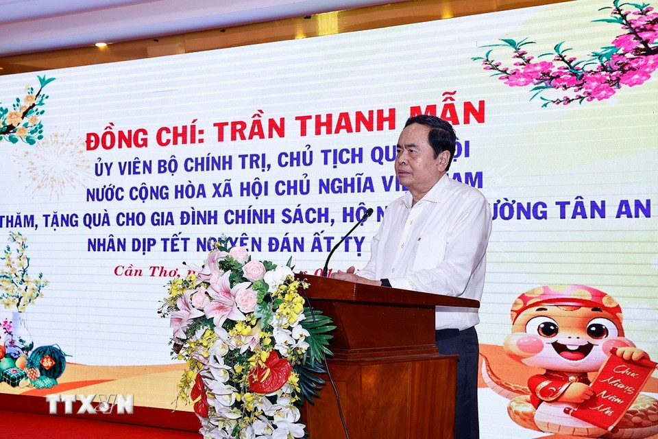 Chủ tịch Quốc hội Trần Thanh Mẫn chúc Tết nhân dân phường Tân An. (Ảnh: Doãn Tấn/TTXVN)