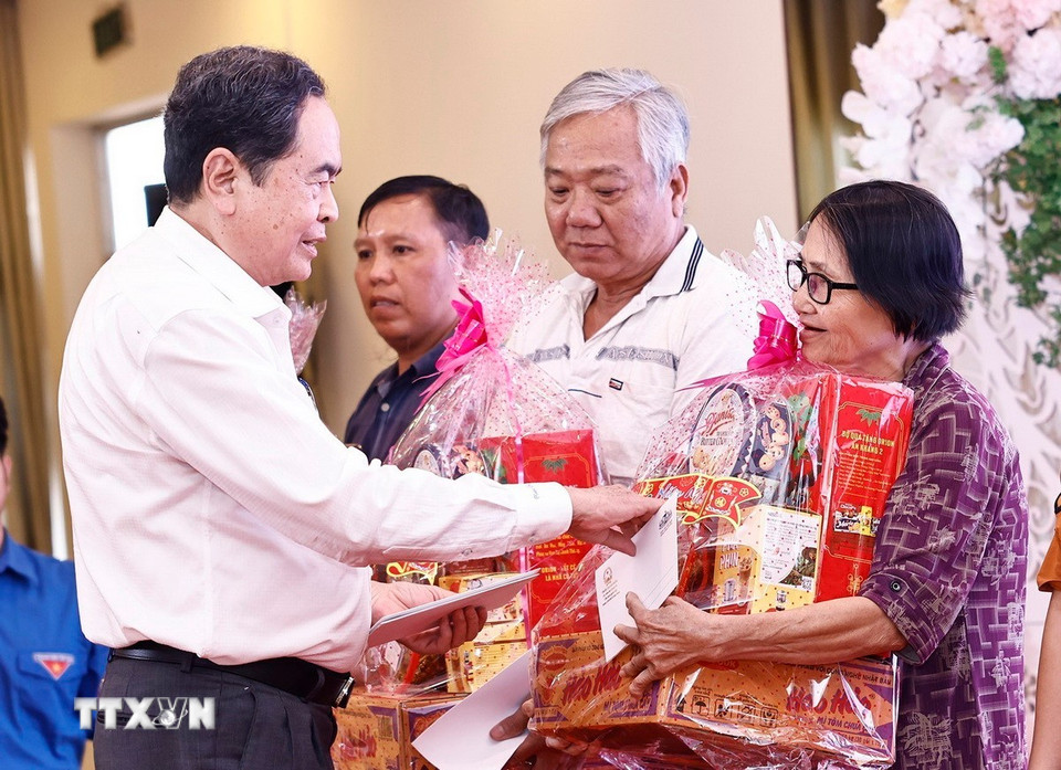 Chủ tịch Quốc hội Trần Thanh Mẫn tặng quà Tết cho gia đình chính sách, hộ nghèo phường Tân An, thành phố Cần Thơ. (Ảnh: Doãn Tấn/ TTXVN)