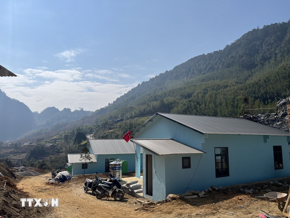 Những ngôi nhà ở khu tái định cư mới xóm Lũng Lỳ. (Ảnh: Chu Hiệu/TTXVN)