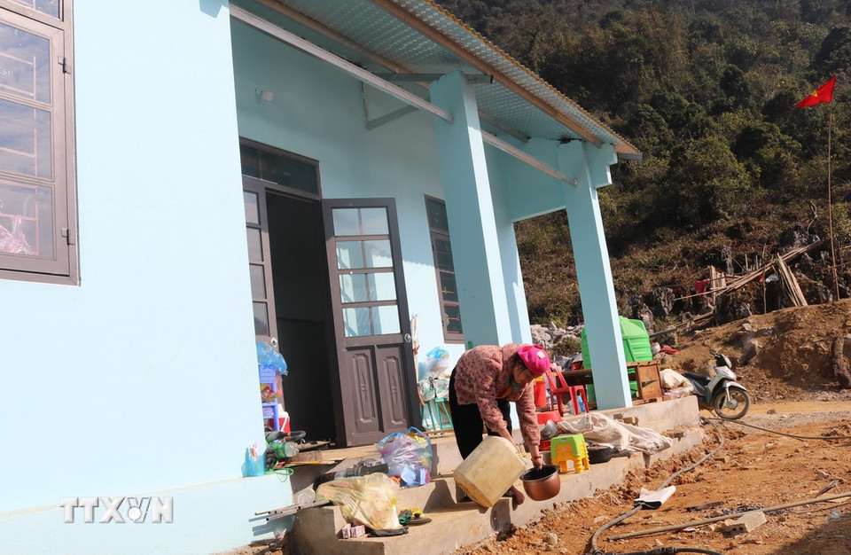 Cuộc sống của chị Triệu Mùi Lai ở ngôi nhà trong khu tái định cư mới. (Ảnh: Chu Hiệu/TTXVN)