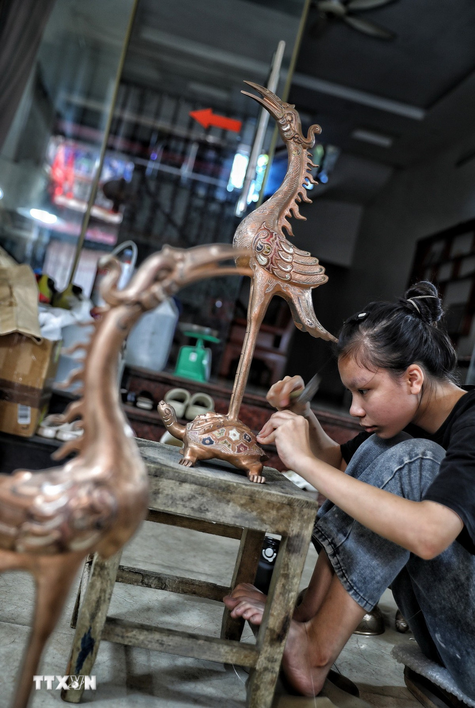 Nghề gò, đúc đồng đòi hỏi thao tác rất tỉ mỉ. (Ảnh: Danh Lam/TTXVN)