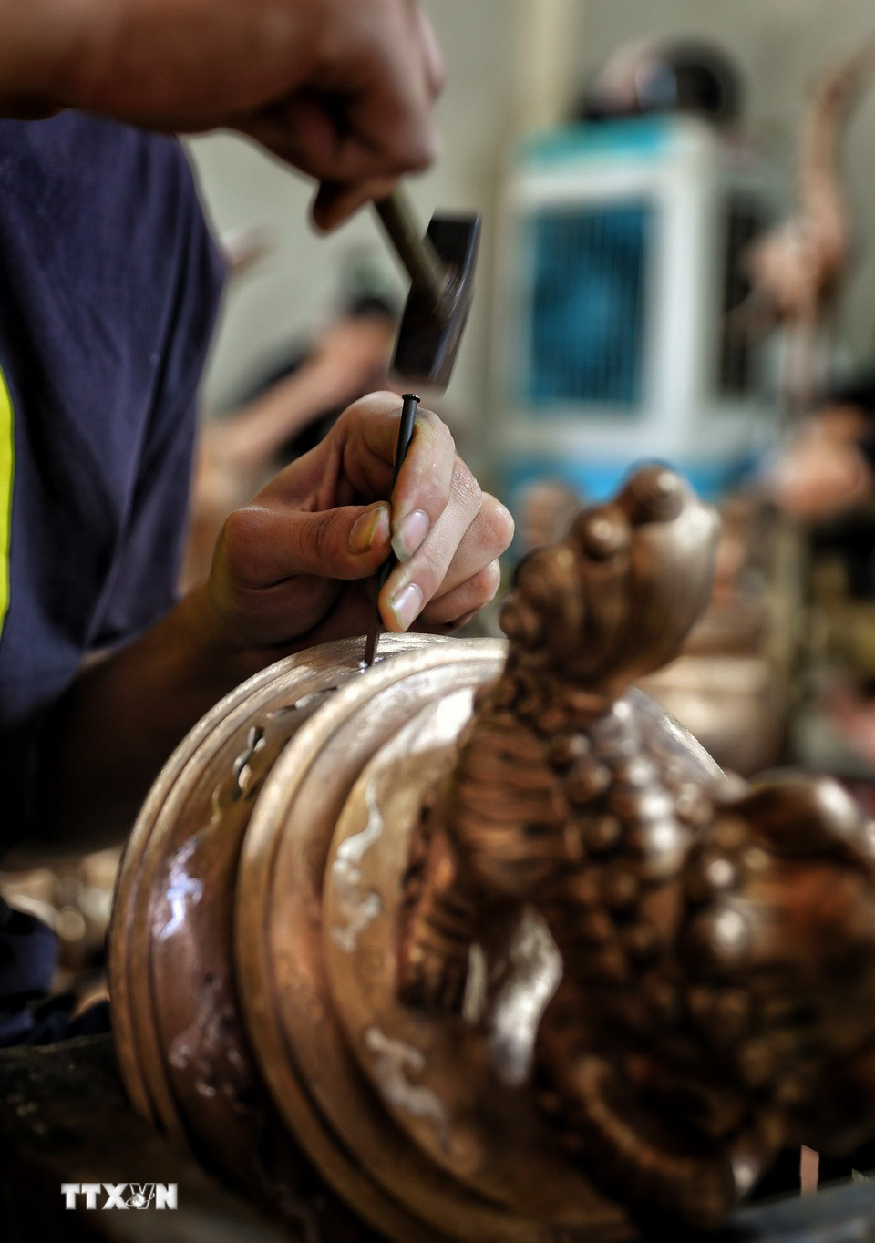 Từ những sản phẩm gia dụng truyền thống như xoong, chậu, mâm, nồi…, người dân Đại Bái đã phát triển thành nhiều dòng sản phẩm đa dạng: tranh đồng mỹ nghệ, tranh mã đáo, đồ thờ như đỉnh, hoành phi câu đối, trống đồng… đáp ứng nhu cầu thị trường trong nước và quốc tế. (Ảnh: Danh Lam/TTXVN)