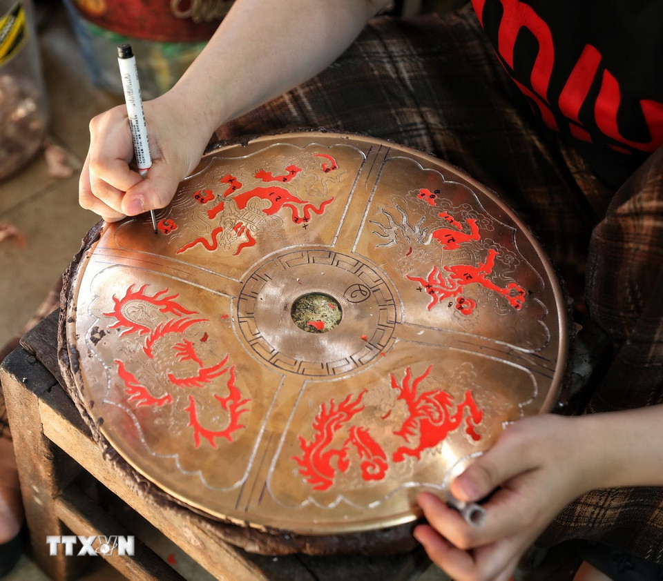 Từ những sản phẩm gia dụng truyền thống như xoong, chậu, mâm, nồi…, người dân Đại Bái đã phát triển thành nhiều dòng sản phẩm đa dạng: tranh đồng mỹ nghệ, tranh mã đáo, đồ thờ như đỉnh, hoành phi câu đối, trống đồng… đáp ứng nhu cầu thị trường trong nước và quốc tế. .(Ảnh: Danh Lam/TTXVN)