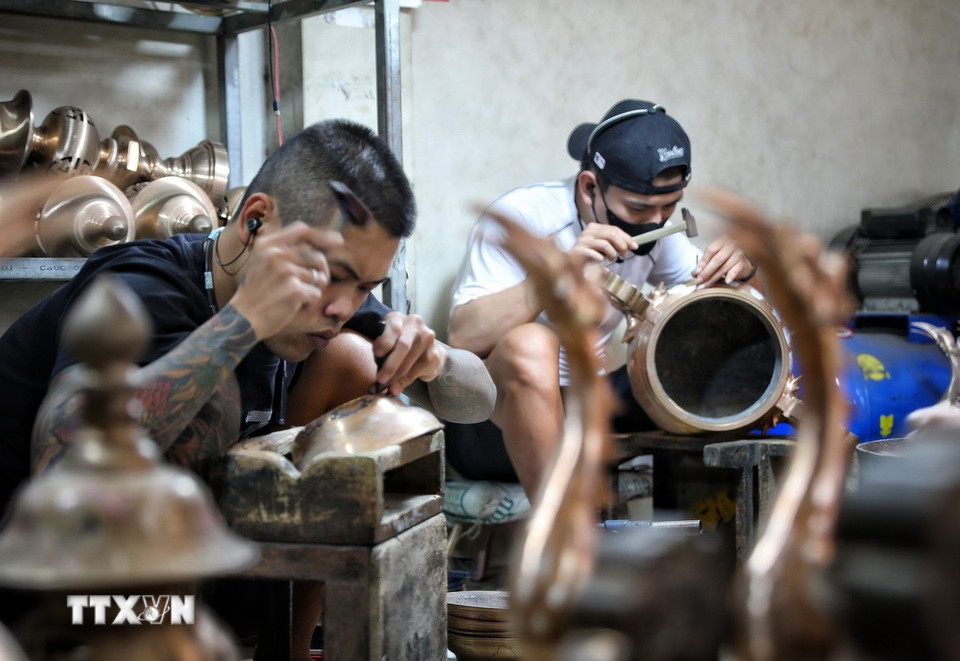 Hiện toàn làng có 5 xóm (chuyên sản phẩm riêng), gần 700 hộ làm nghề với hơn 1.700 lao động, tạo nguồn thu ổn định. (Ảnh: Danh Lam/TTXVN)