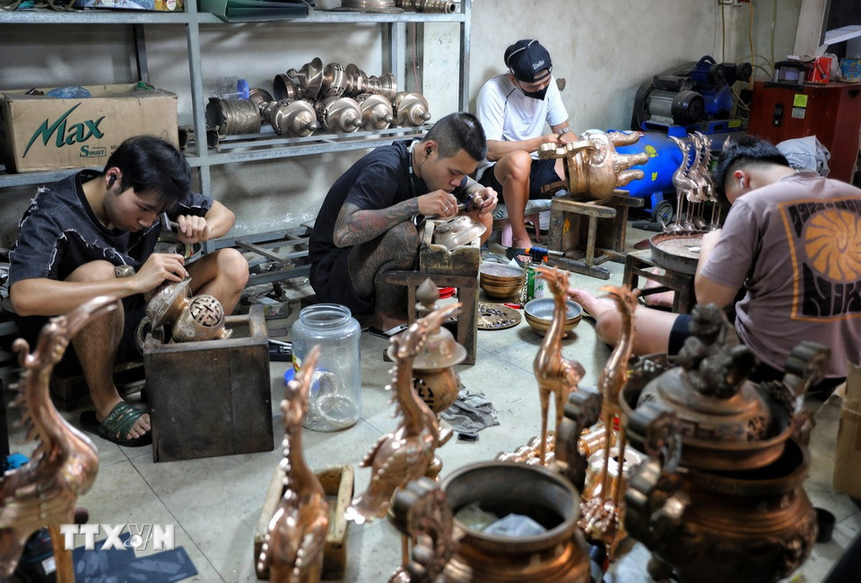 Vốn nổi tiếng với nghề gò, đúc đồng truyền thống, trải qua bao thăng trầm, những đôi bàn tay khéo léo và sức sáng tạo của người thợ làng Đại Bái, xã Gia Bình, tỉnh Bắc Ninh vẫn ngày ngày giữ lửa, góp phần tạo dựng diện mạo mới cho làng nghề. (Ảnh: Danh Lam/TTXVN)