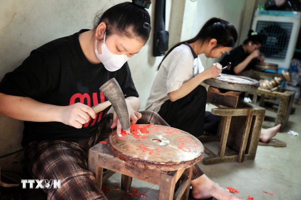 Nghề truyền thống thu hút nhiều lao động trẻ ở địa phương. (Ảnh: Danh Lam/TTXVN)